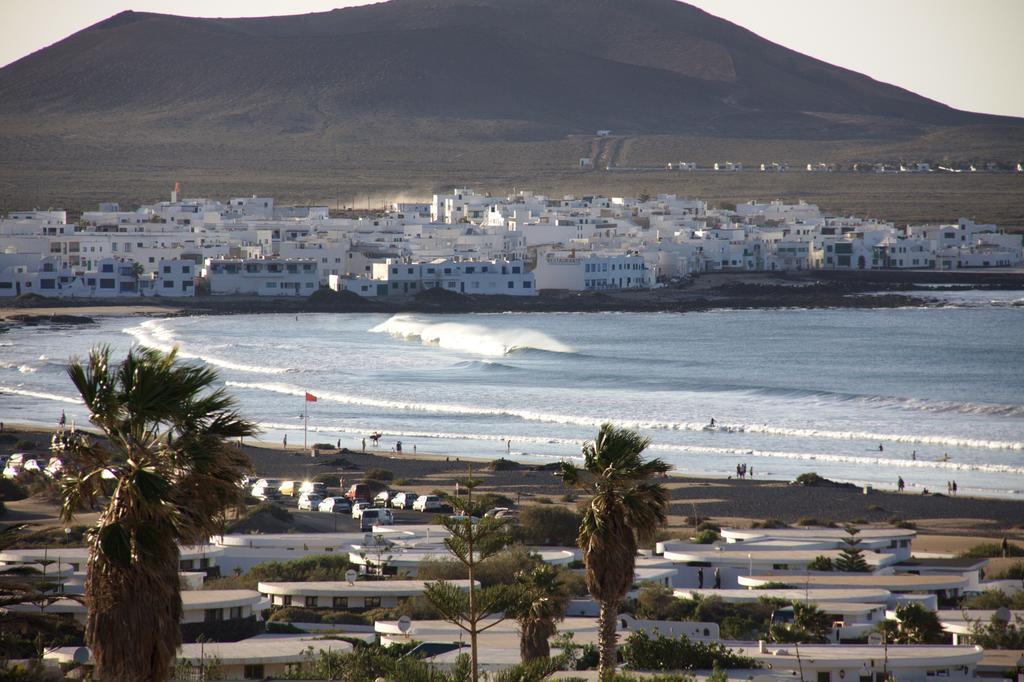 Red Star Surf & Yoga Camp Lanzarote Famara Exterior photo