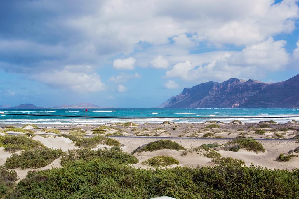 Red Star Surf & Yoga Camp Lanzarote Famara Exterior photo