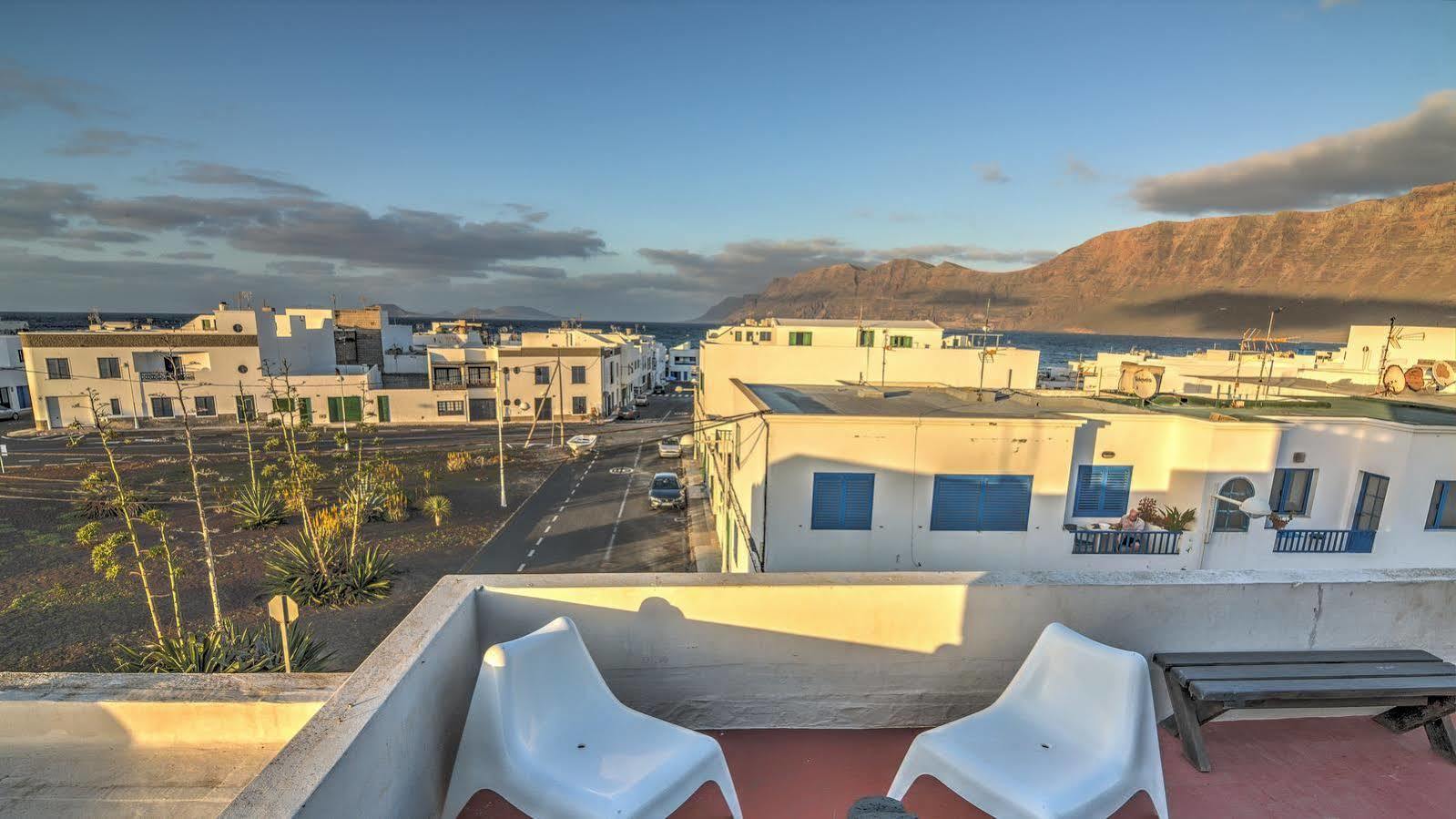 Red Star Surf & Yoga Camp Lanzarote Famara Exterior photo