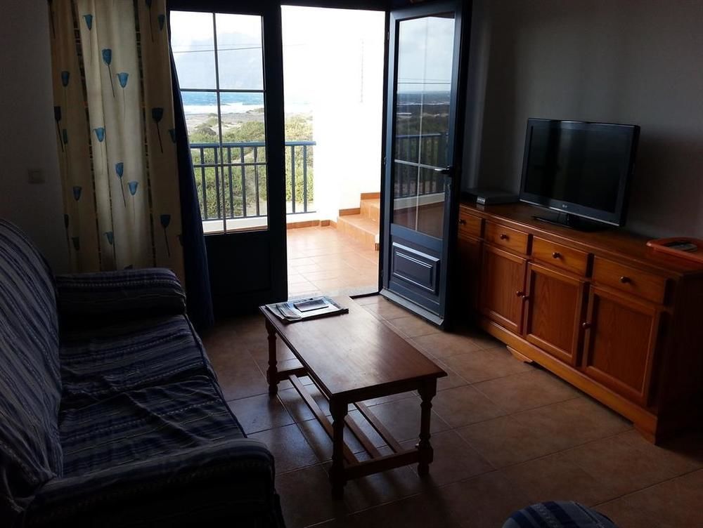 Red Star Surf & Yoga Camp Lanzarote Famara Exterior photo