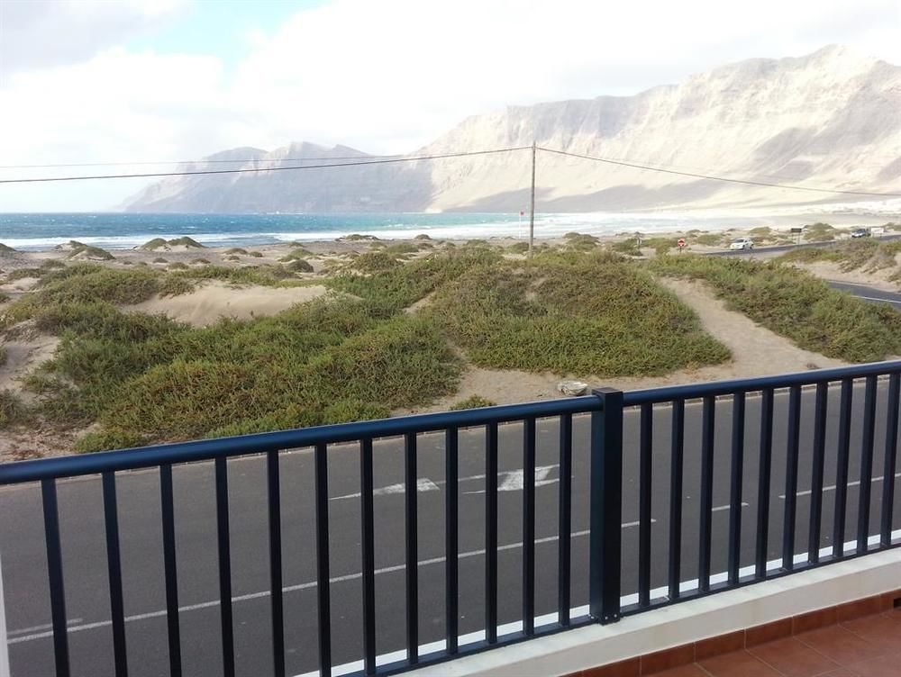 Red Star Surf & Yoga Camp Lanzarote Famara Exterior photo