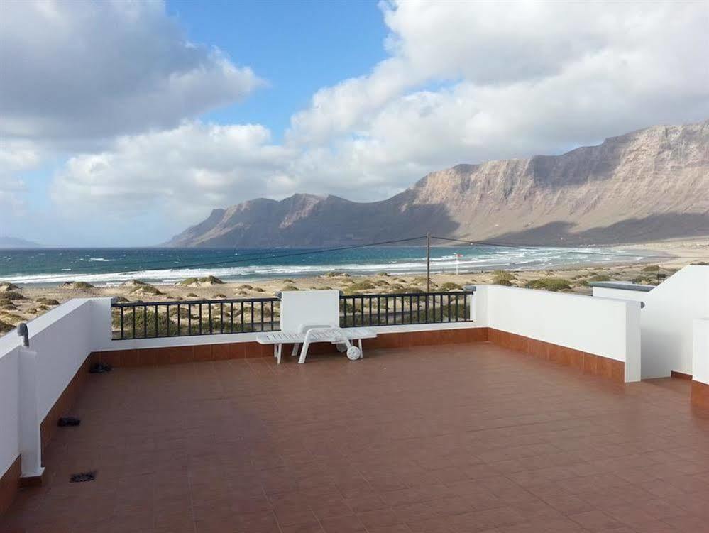 Red Star Surf & Yoga Camp Lanzarote Famara Exterior photo